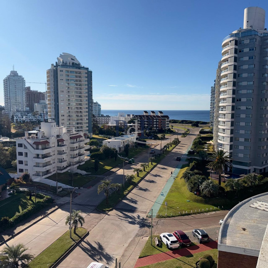 Avenida Chiverta - 3 dormitorios | Piso alto | Vista | Todos los servicios.