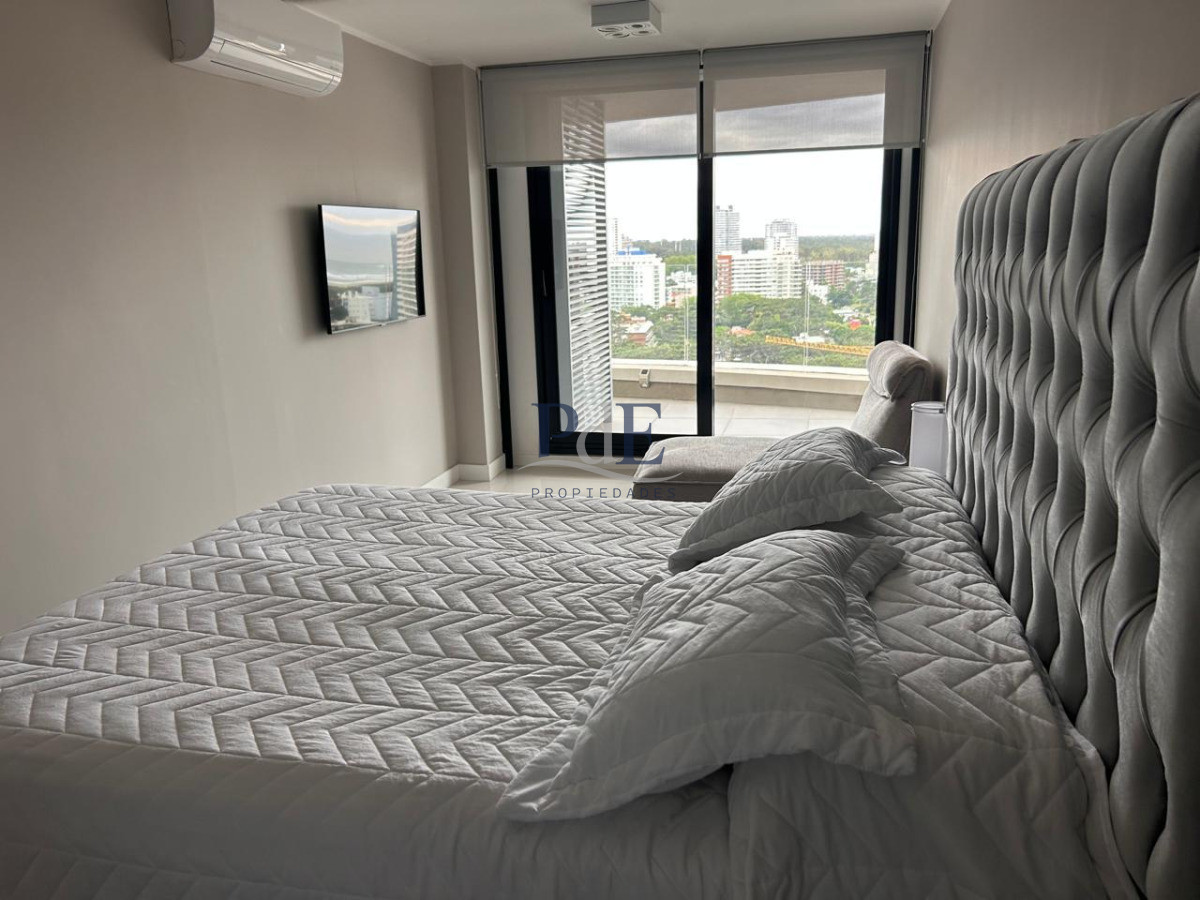 Piso alto con vista panorámica, Avenida Chiverta 3 dorm 3 baños más toilette. - Imagen 16