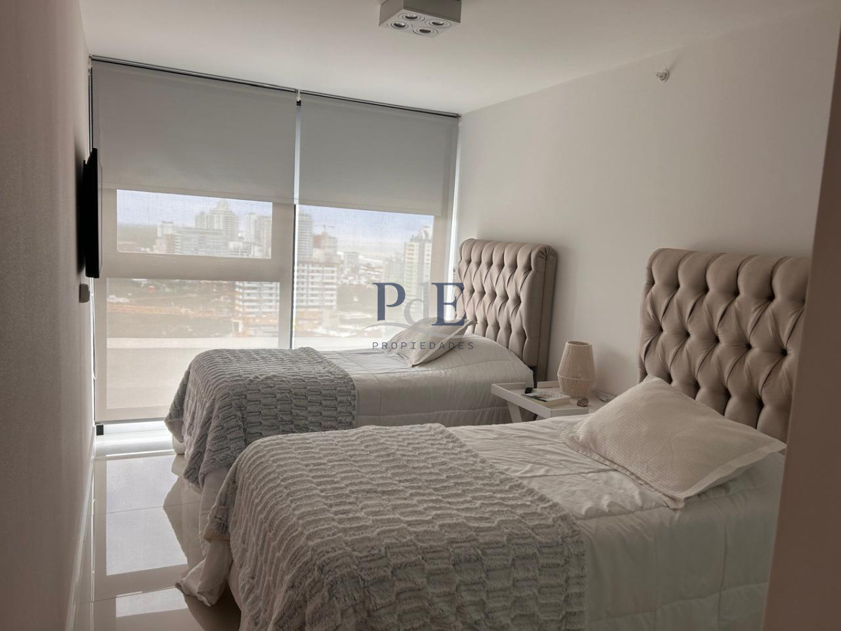 Piso alto con vista panorámica, Avenida Chiverta 3 dorm 3 baños más toilette. - Imagen 12