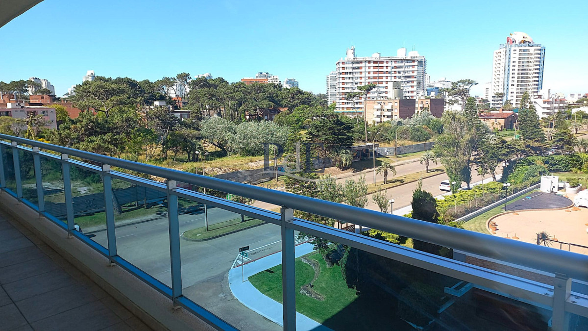Apartamento sobre Avenida Chiverta 2 dormitorios y 2 baños. Punta del Este - Imagen 1