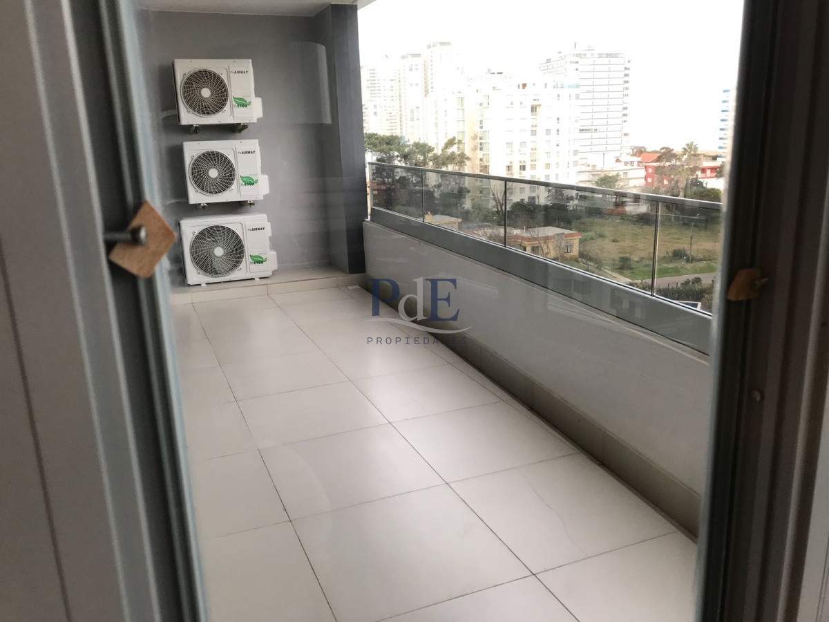 Playa Brava, apartamento 2 dormitorios con 2 baños con servicios  - Imagen 9