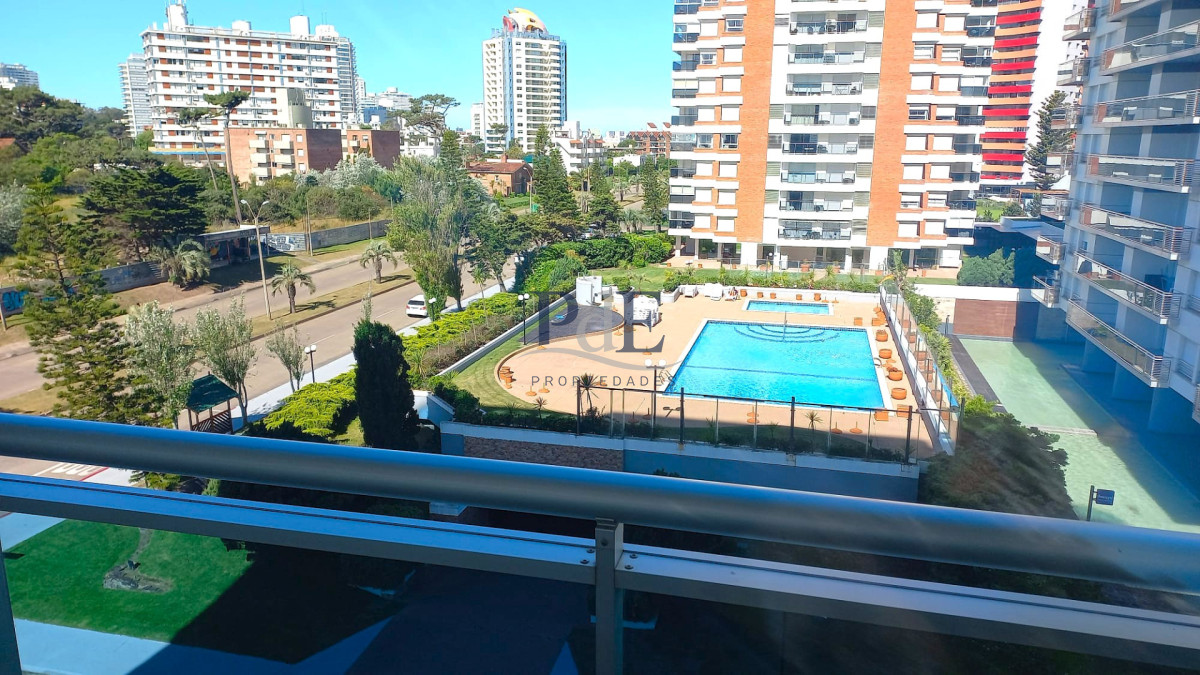 Apartamento sobre Avenida Chiverta 2 dormitorios y 2 baños. Punta del Este