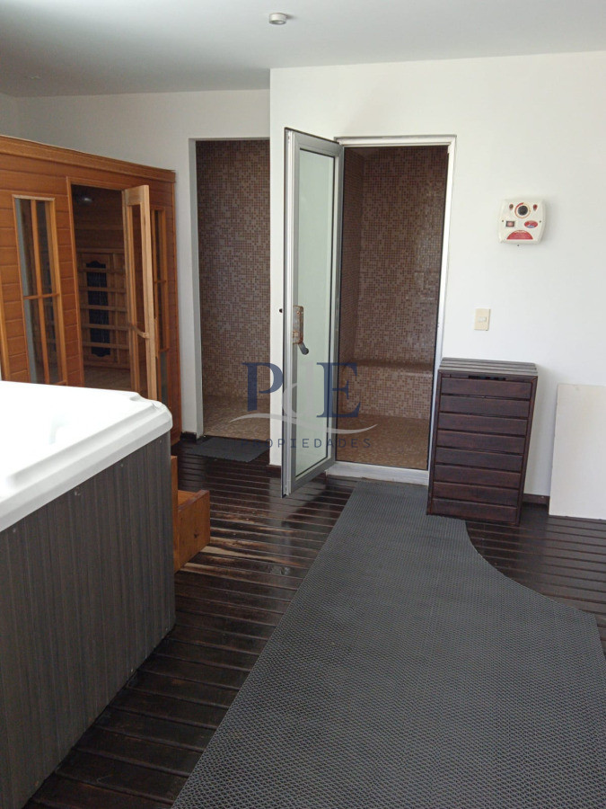 Apartamento pasante en venta en Playa Mansa - Imagen 17