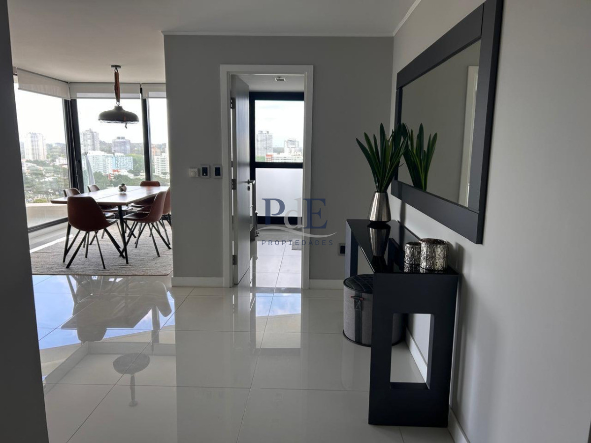 Piso alto con vista panorámica, Avenida Chiverta 3 dorm 3 baños más toilette. - Imagen 9