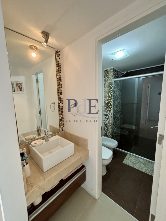 Apartamento amplio de categoría con vista a Playa Mansa y Playa Brava - Imagen 14