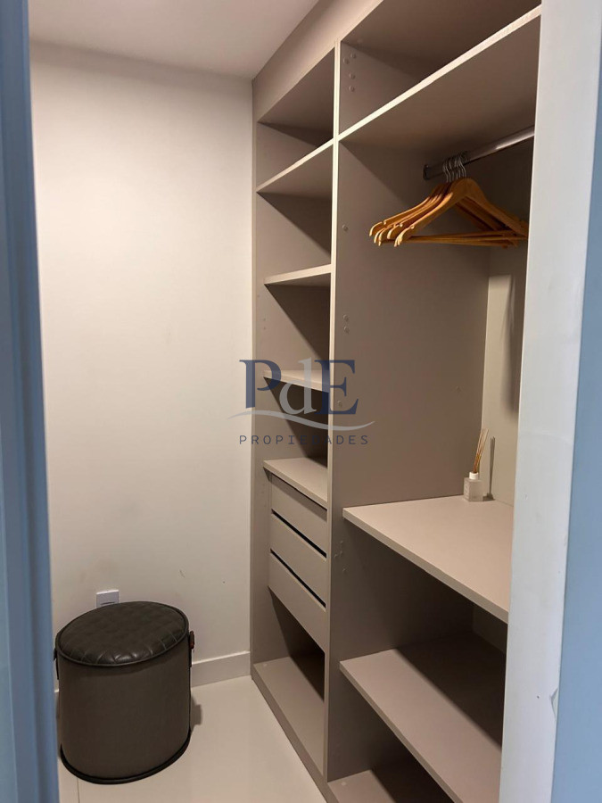 Piso alto con vista panorámica, Avenida Chiverta 3 dorm 3 baños más toilette. - Imagen 23