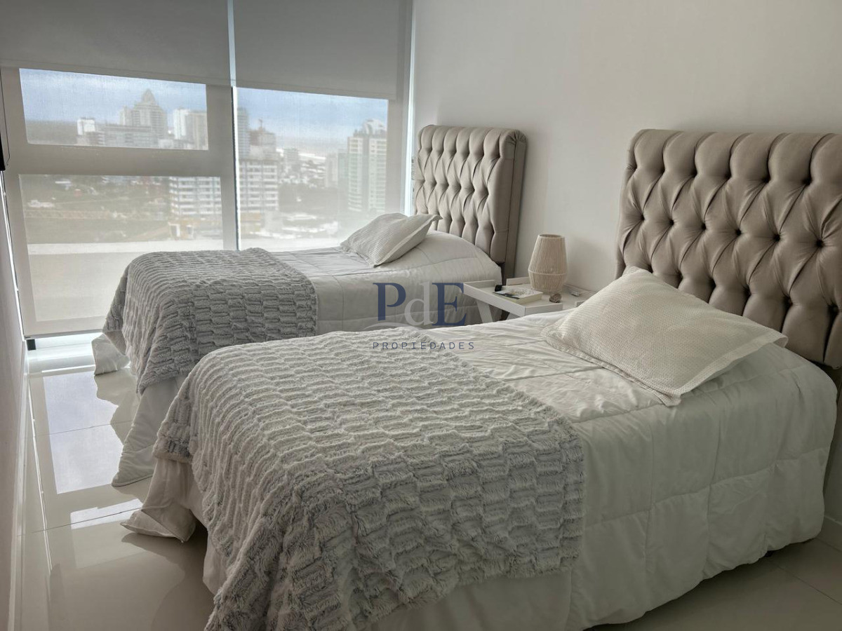 Piso alto con vista panorámica, Avenida Chiverta 3 dorm 3 baños más toilette. - Imagen 18