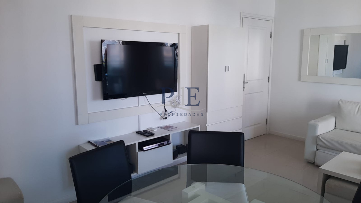 Apartamento sobre Avenida Chiverta 2 dormitorios y 2 baños. Punta del Este