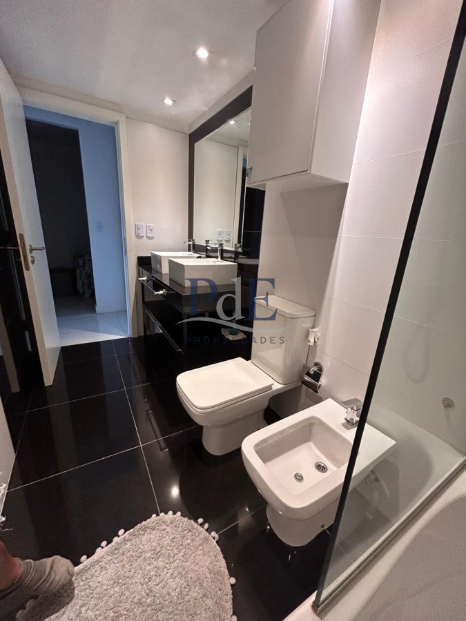 Piso alto con vista panorámica, Avenida Chiverta 3 dorm 3 baños más toilette. - Imagen 17