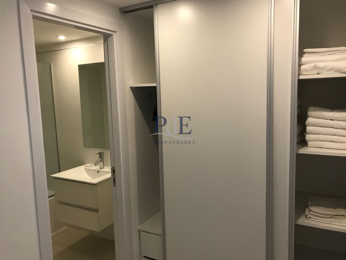 Playa Brava, apartamento 2 dormitorios con 2 baños con servicios  - Imagen 11