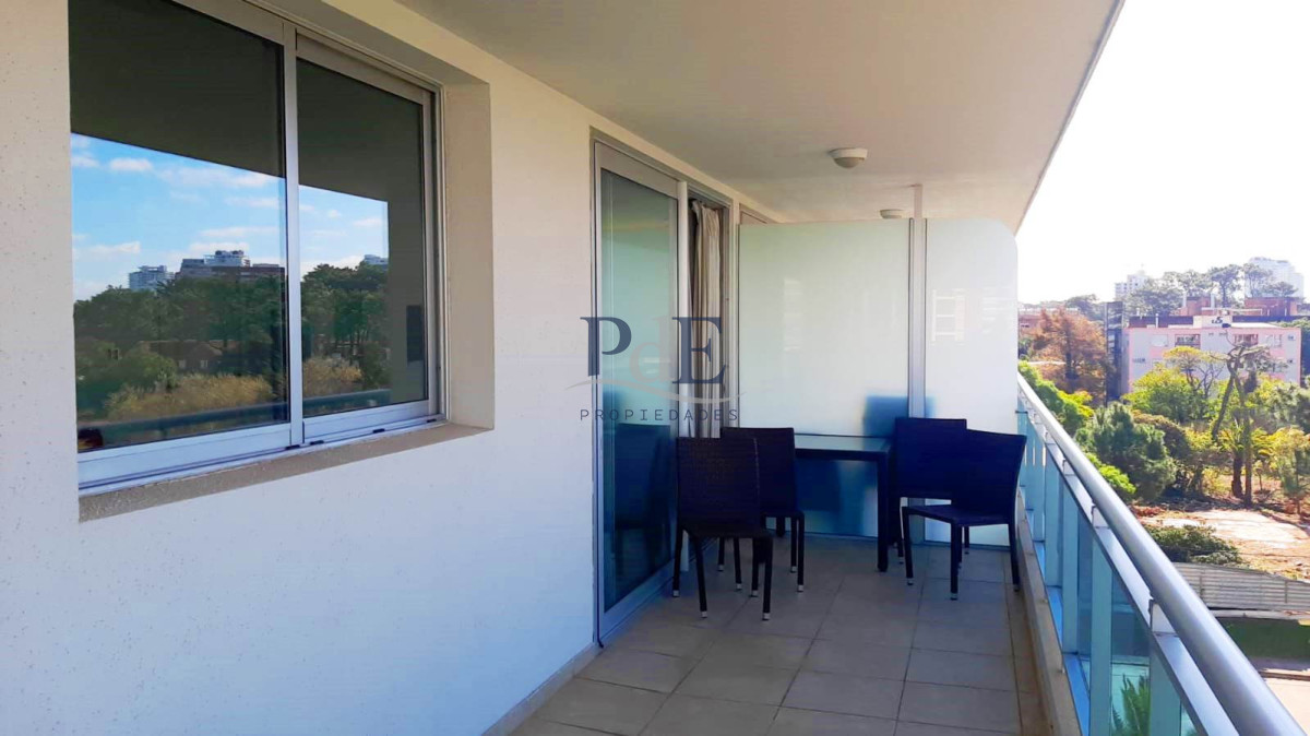 Apartamento sobre Avenida Chiverta 2 dormitorios y 2 baños. Punta del Este - Imagen 2