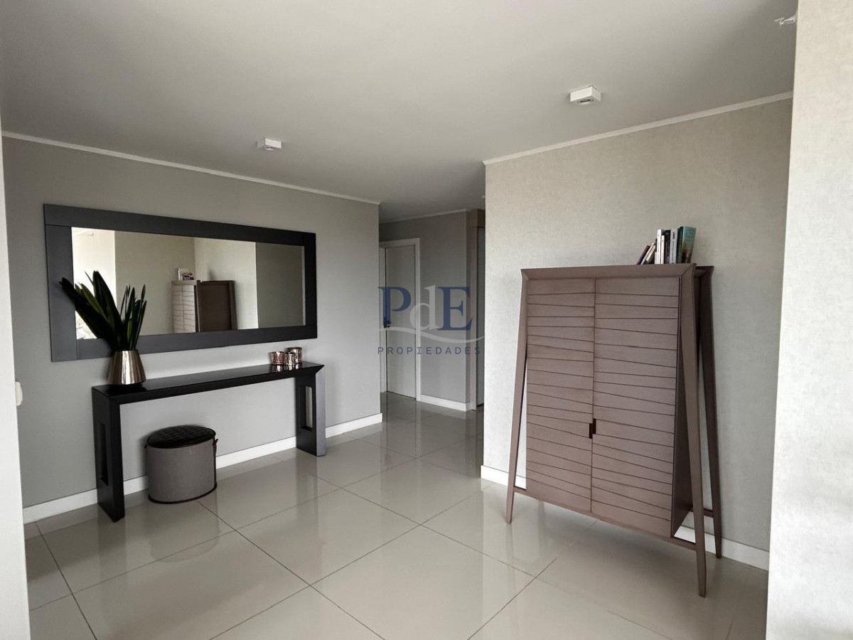 Piso alto con vista panorámica, Avenida Chiverta 3 dorm 3 baños más toilette. - Imagen 7