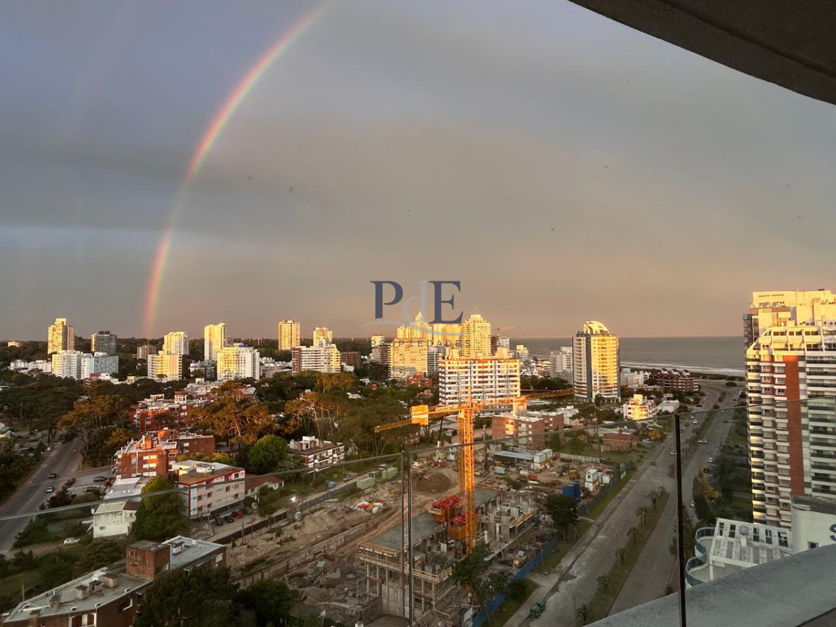 Piso alto con vista panorámica, Avenida Chiverta 3 dorm 3 baños más toilette.