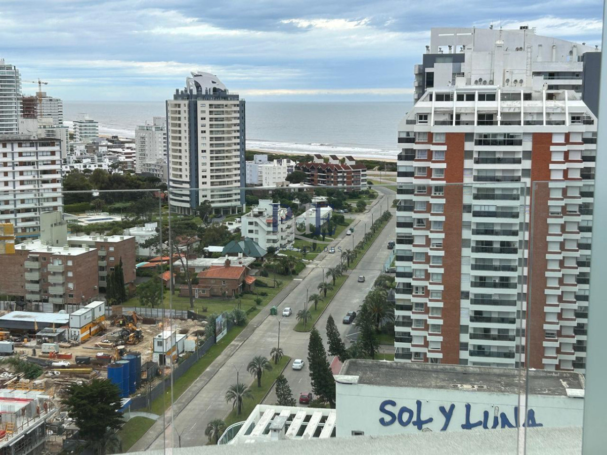 Piso alto con vista panorámica, Avenida Chiverta 3 dorm 3 baños más toilette. - Imagen 2