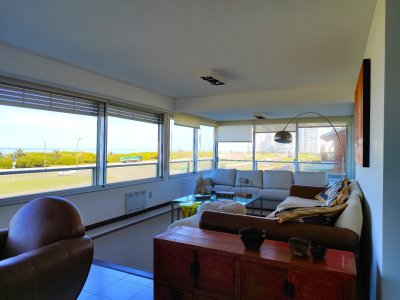 Apartamento con Vista a Playa Brava, en primera línea