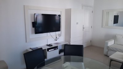 Apartamento sobre Avenida Chiverta 2 dormitorios y 2 baños. Punta del Este