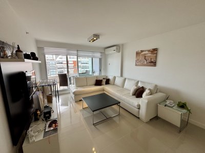 Apartamento amplio de categoría con vista a Playa Mansa y Playa Brava