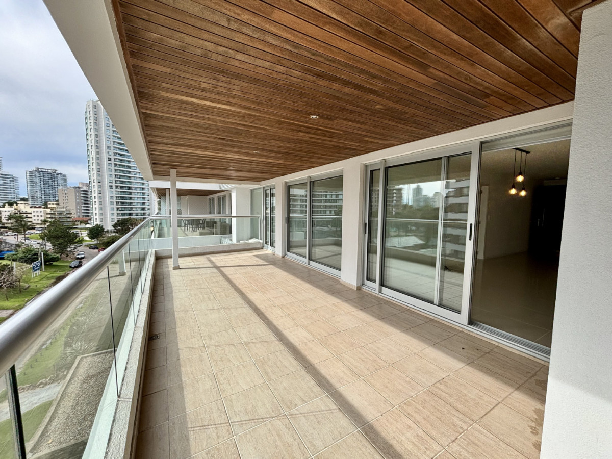 Venta de apartamento en Icon Brava Tower · Punta del Este.