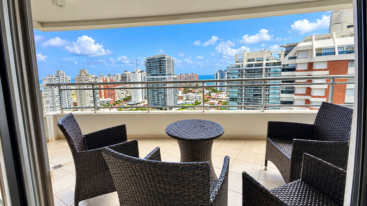 Apartamento amplio de categoría con vista a Playa Mansa y Playa Brava