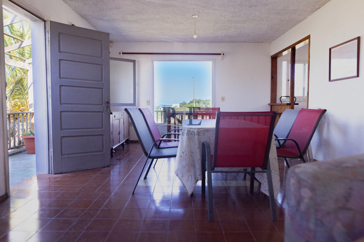 Casa en venta | 3 dormitorios en dos plantas, terreno de 450 m², a 200 m del mar. Ubicación: Punta Piedras, Punta del Este - Imagen 1