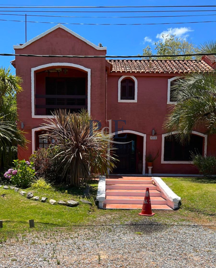 Casa en venta | 4 dormitorios en dos plantas, a dos cuadras de la playa. Ubicación: Tío Tom, Punta Ballena - Imagen 1
