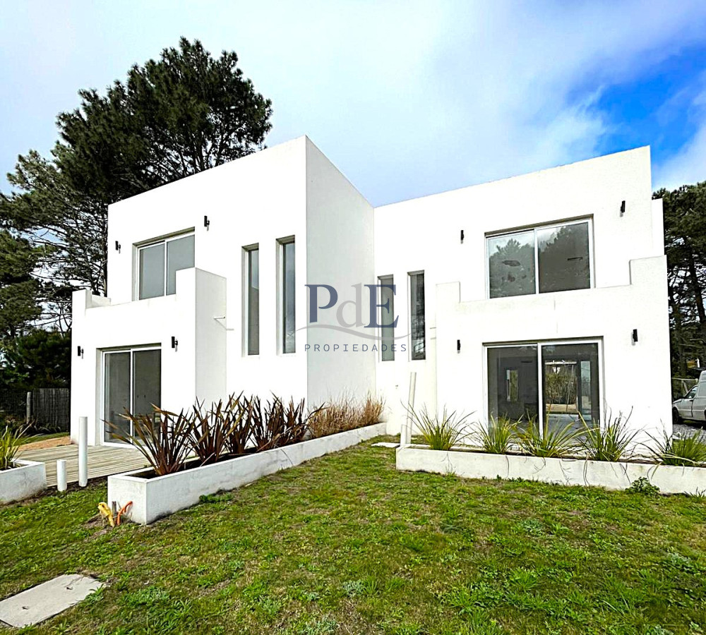 Casa en venta | A estrenar, 3 dormitorios con suite y 3 baños, a 350 m del mar. Ubicación: Chihuahua, Punta del Este