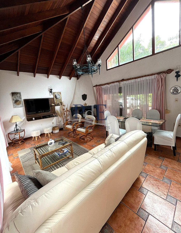 Casa en alquiler | 3 dormitorios, estufa a leña y 1.000 m² de terreno, a 100 m del mar. Ubicación: Portezuelo, Punta del Este - Imagen 8