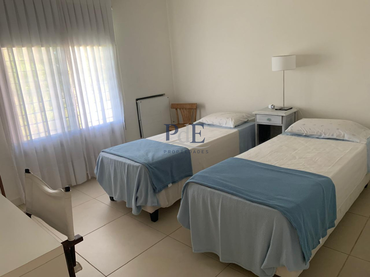 Casa en alquiler | Temporada 2026-2027, 4 dormitorios, 2 suites, para 8 personas, a 50 m del mar. Ubicación: Tio Tom, Punta Ballena - Imagen 10