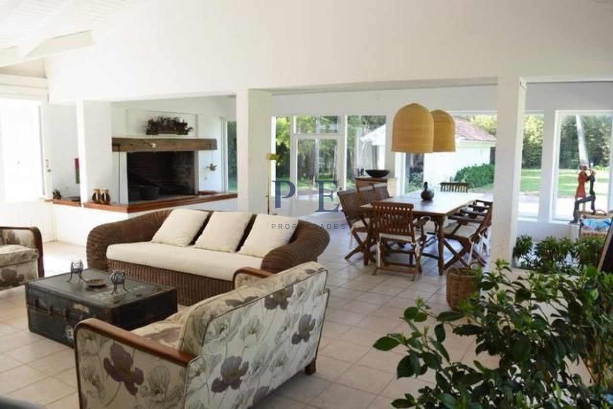 Casa en alquiler | 3 dormitorios, 2 suites, piscina y parrillero a 100 m del mar. Ubicación: Portezuelo, Punta del Este - Imagen 3