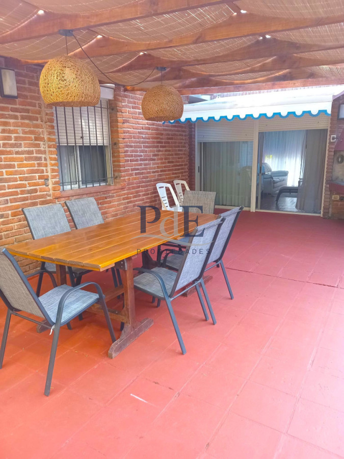 Casa en alquiler | 3 dormitorios, estufa a leña y 1.000 m² de terreno, a 100 m del mar. Ubicación: Portezuelo, Punta del Este - Imagen 7