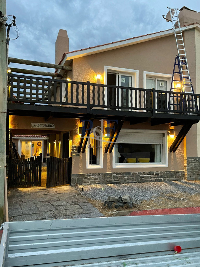 Casa en venta | A 50 m del mar, terreno de 297 m² y apartamento independiente. Ubicación: Península, Punta del Este