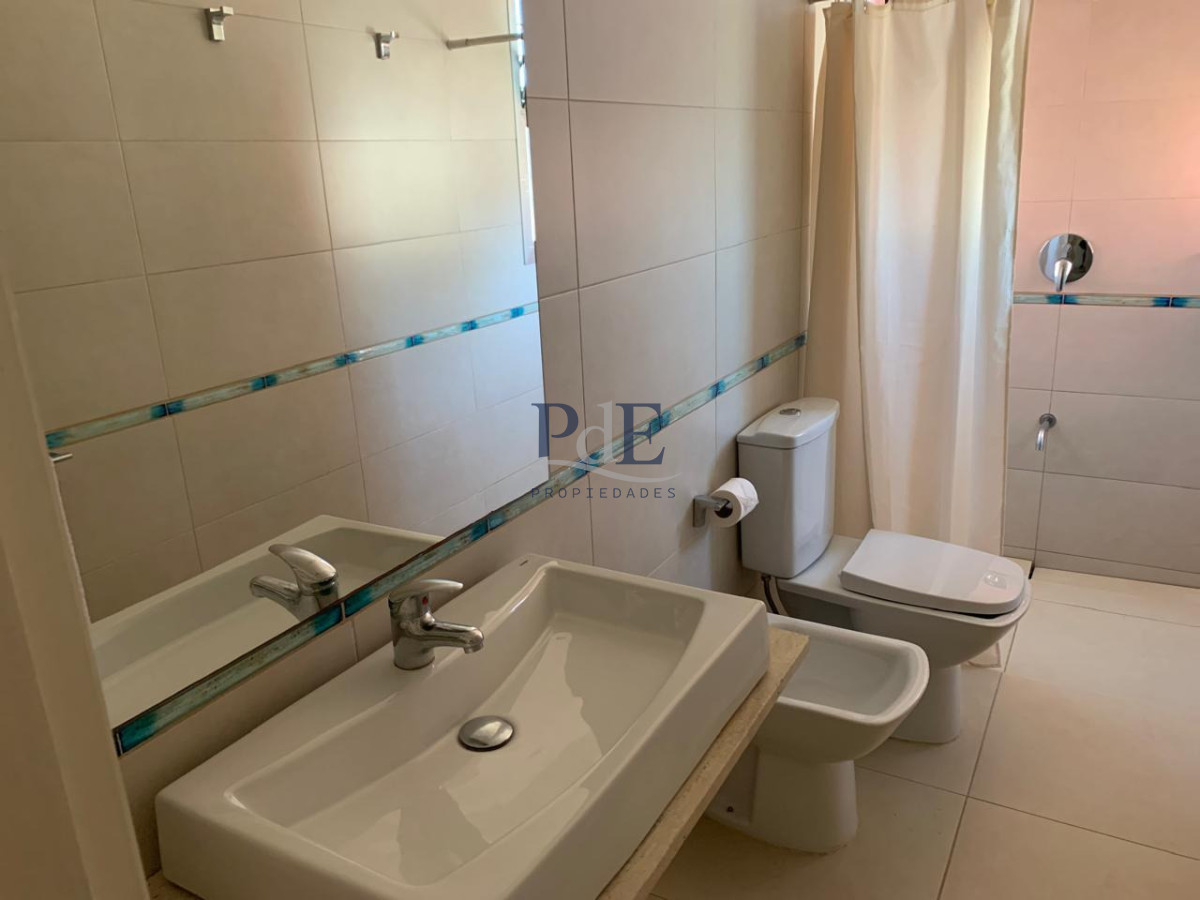 Casa en alquiler | Temporada 2026-2027, 4 dormitorios, 2 suites, para 8 personas, a 50 m del mar. Ubicación: Tio Tom, Punta Ballena - Imagen 17