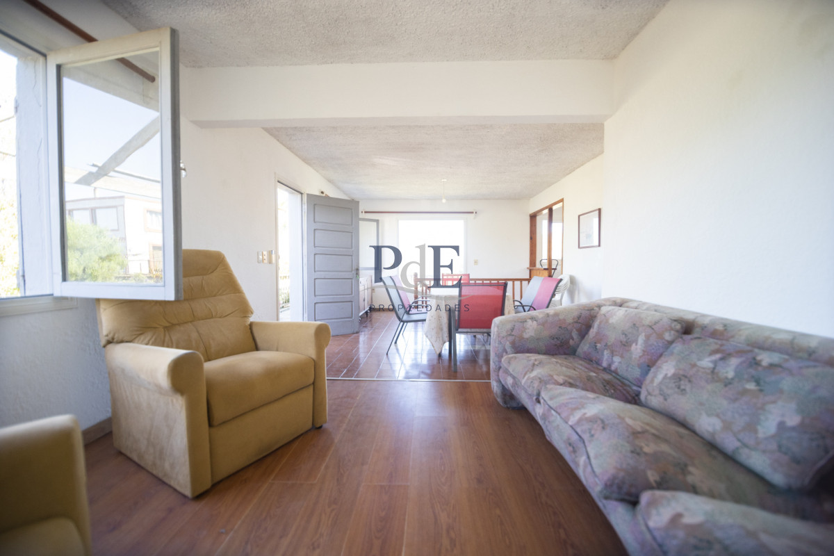 Casa en venta | 3 dormitorios en dos plantas, terreno de 450 m², a 200 m del mar. Ubicación: Punta Piedras, Punta del Este - Imagen 2