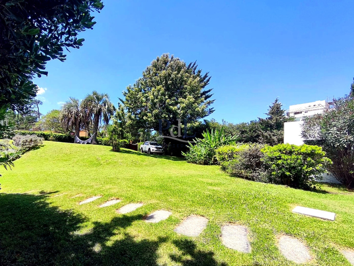 Casa en Pinares a metros de Playa Mansa | Punta del Este - Imagen 2
