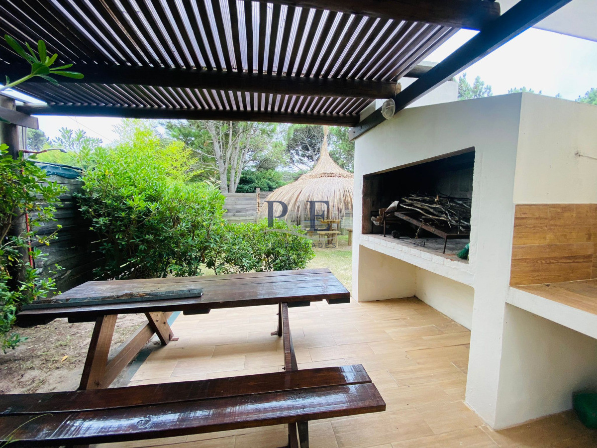 Casa en venta | 3 dormitorios, 2 baños, a 100 m del mar. Ubicación: Tio Tom, Punta Ballena - Imagen 2