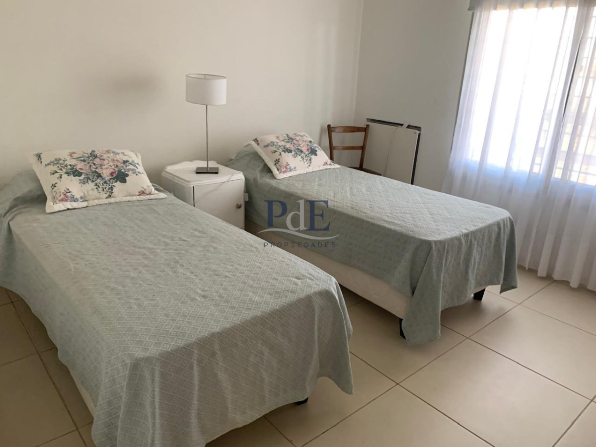 Casa en alquiler | Temporada 2026-2027, 4 dormitorios, 2 suites, para 8 personas, a 50 m del mar. Ubicación: Tio Tom, Punta Ballena - Imagen 12