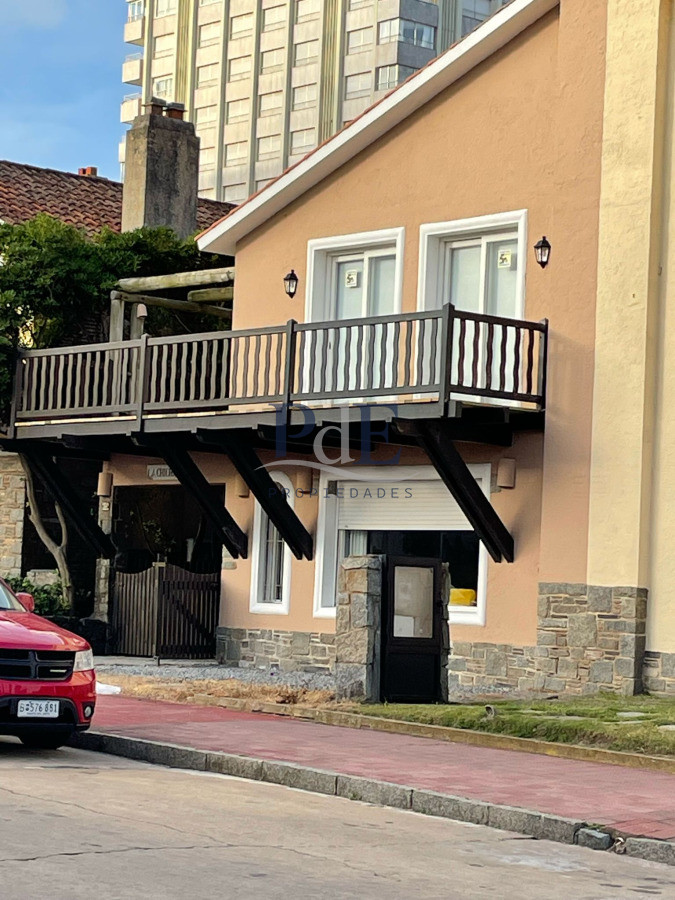 Casa en venta | A 50 m del mar, terreno de 297 m² y apartamento independiente. Ubicación: Península, Punta del Este - Imagen 1