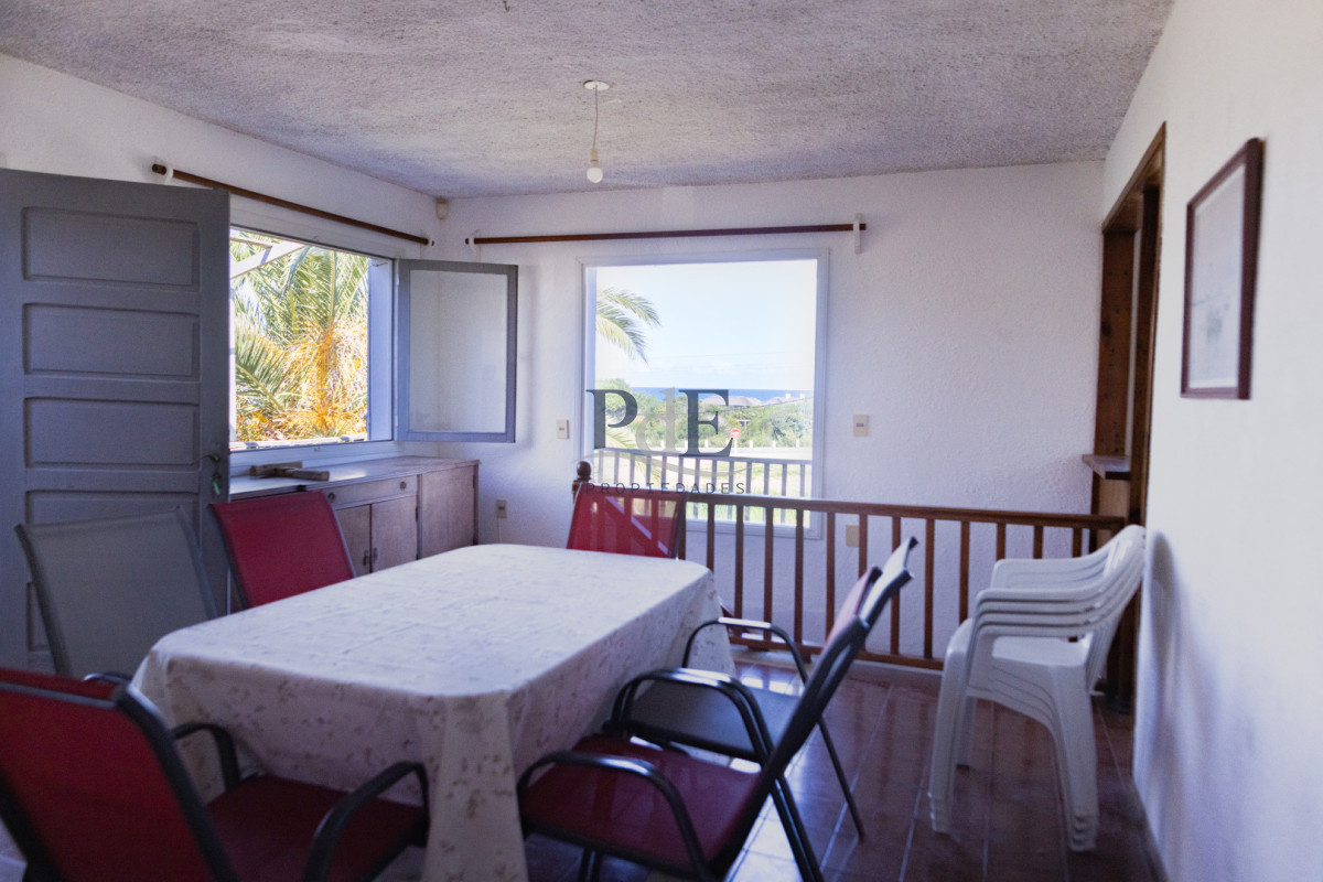 Casa en venta | 3 dormitorios en dos plantas, terreno de 450 m², a 200 m del mar. Ubicación: Punta Piedras, Punta del Este