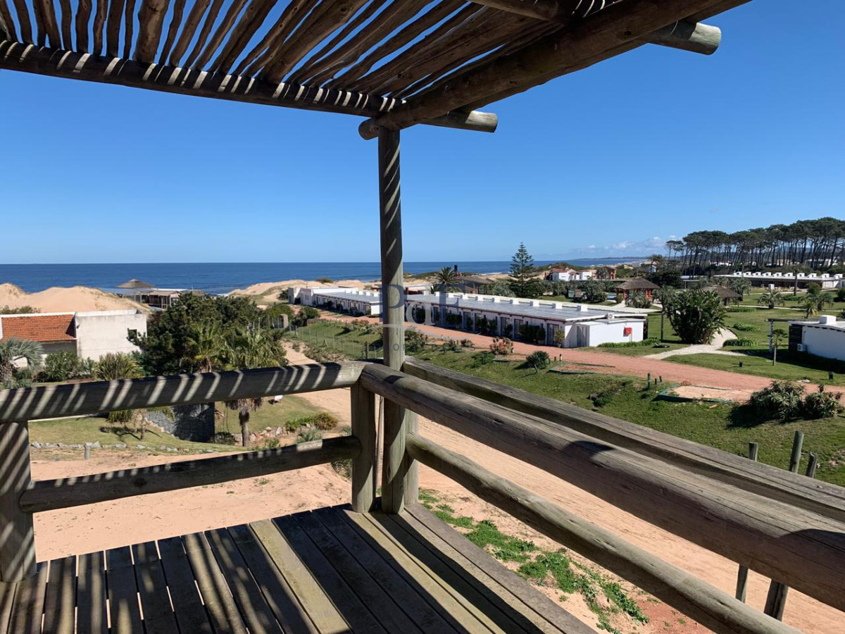 Casa en alquiler | Temporada 2026-2027, 4 dormitorios, 2 suites, para 8 personas, a 50 m del mar. Ubicación: Tio Tom, Punta Ballena - Imagen 1