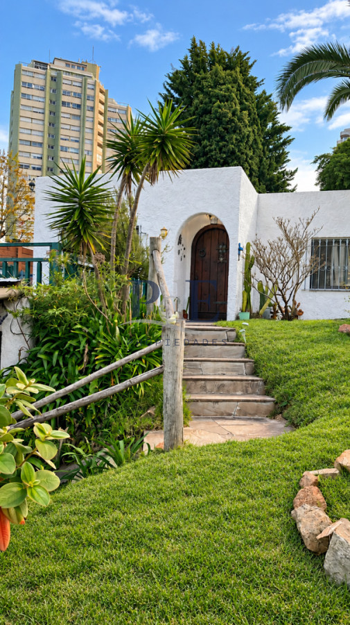 Casa en venta | 3 dormitorios, 118 m² en terreno de 612 m², apta uso comercial. Ubicación: Maldonado