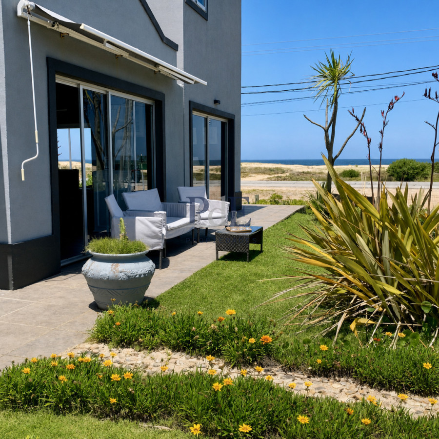 Casa en alquiler | frente al mar, 3 dormitorios, piscina. Ubicación: El Chorro, Punta del Este - Imagen 2