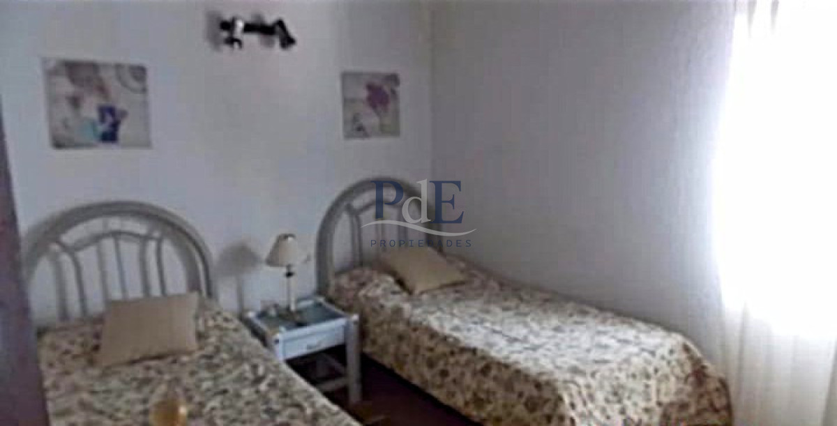 Casa en alquiler | 3 dormitorios, estufa a leña y 1.000 m² de terreno, a 100 m del mar. Ubicación: Portezuelo, Punta del Este - Imagen 2