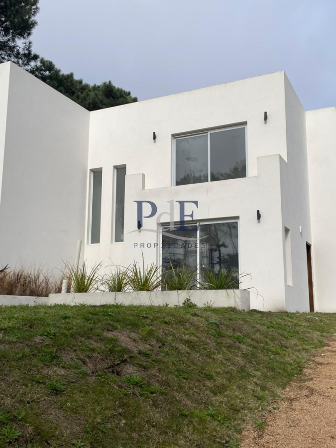 Casa en venta | A estrenar, 3 dormitorios con suite y 3 baños, a 350 m del mar. Ubicación: Chihuahua, Punta del Este - Imagen 2