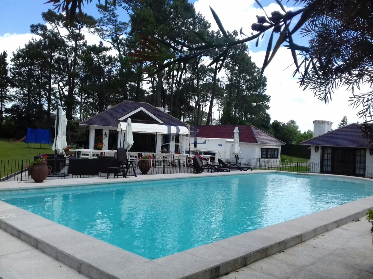 Casa ideal para vivir todo el año | Jardines de Córdoba | 4.700 m2 sup 545 m2 Ed. Punta del Este - Imagen 1