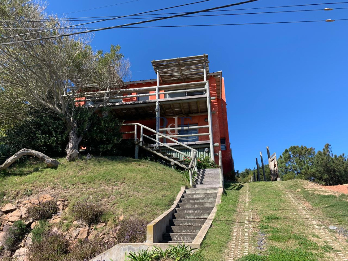 Casa en alquiler | Temporada 2026-2027, 4 dormitorios, 2 suites, para 8 personas, a 50 m del mar. Ubicación: Tio Tom, Punta Ballena - Imagen 2