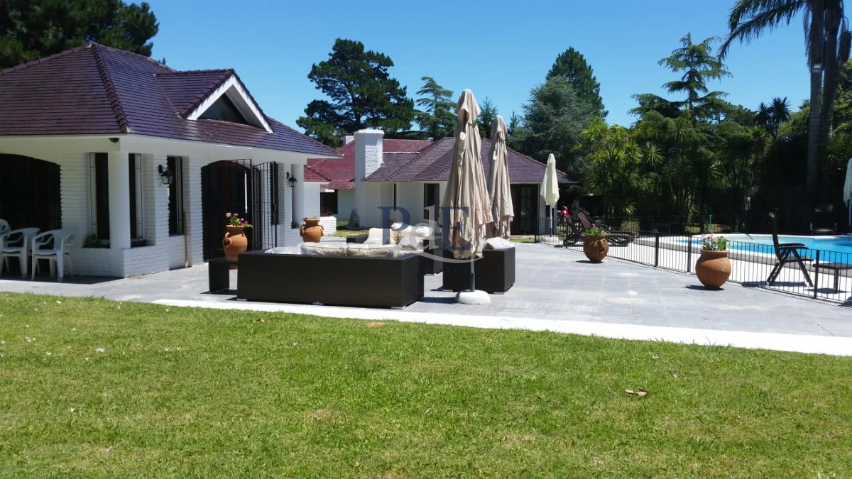 Casa ideal para vivir todo el año | Jardines de Córdoba | 4.700 m2 sup 545 m2 Ed. Punta del Este