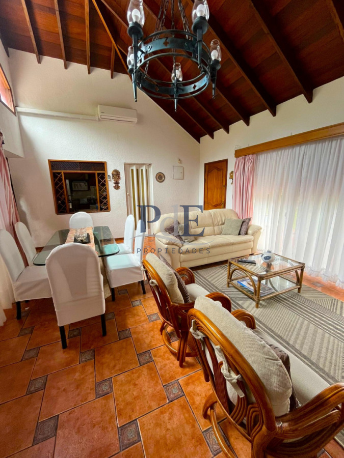 Casa en alquiler | 3 dormitorios, estufa a leña y 1.000 m² de terreno, a 100 m del mar. Ubicación: Portezuelo, Punta del Este - Imagen 1