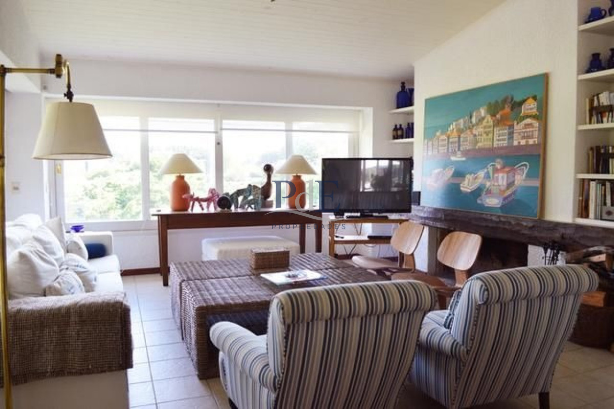 Casa en alquiler | 3 dormitorios, 2 suites, piscina y parrillero a 100 m del mar. Ubicación: Portezuelo, Punta del Este - Imagen 1