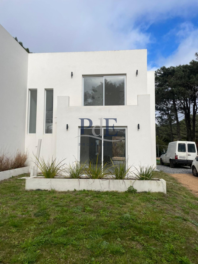 Casa en venta | A estrenar, 3 dormitorios con suite y 3 baños, a 350 m del mar. Ubicación: Chihuahua, Punta del Este - Imagen 1