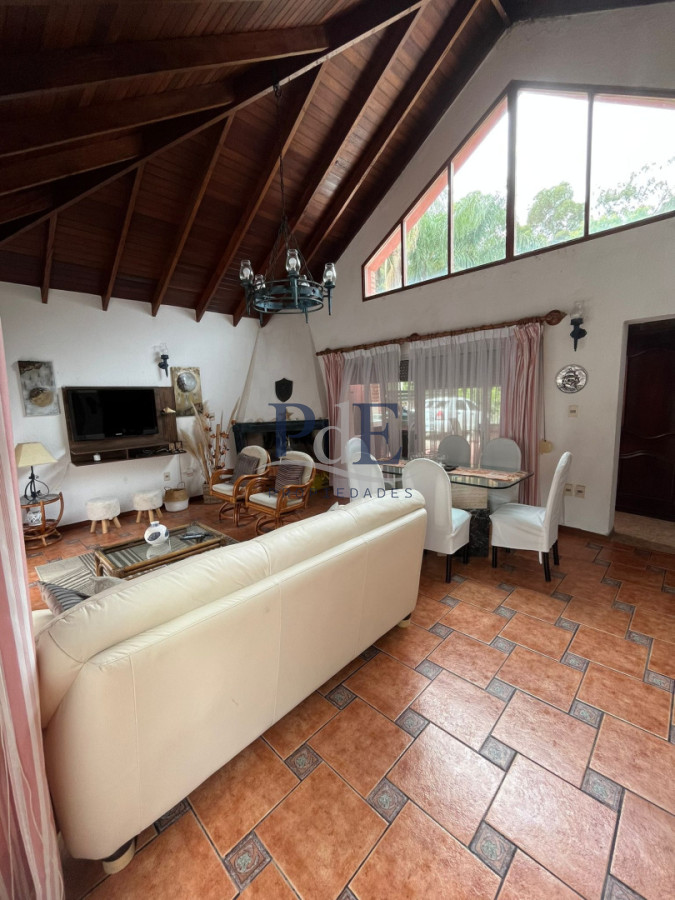 Casa en alquiler | 3 dormitorios, estufa a leña y 1.000 m² de terreno, a 100 m del mar. Ubicación: Portezuelo, Punta del Este - Imagen 4